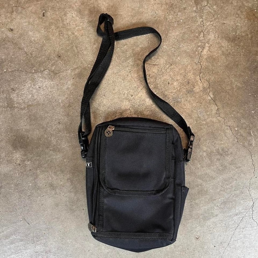 Vintage 90s Everest black crossbody bag with adjustable strap